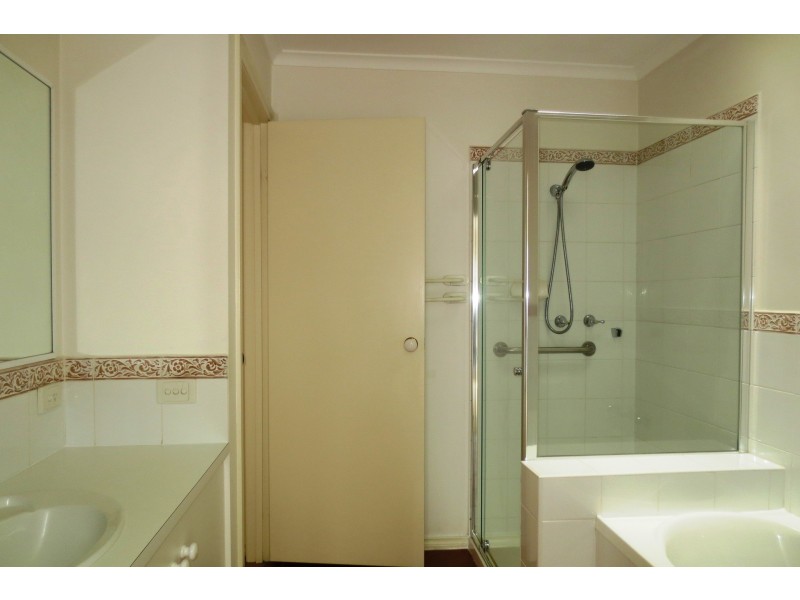 2/47 Bracken Grove, Altona VIC 3018