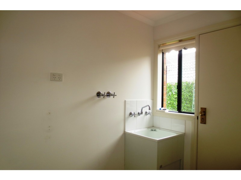 2/47 Bracken Grove, Altona VIC 3018