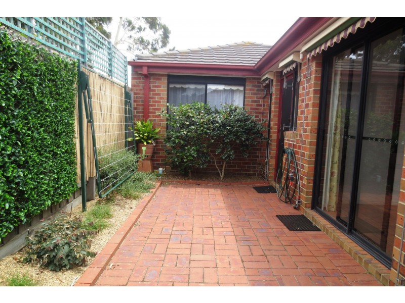 2/47 Bracken Grove, Altona VIC 3018
