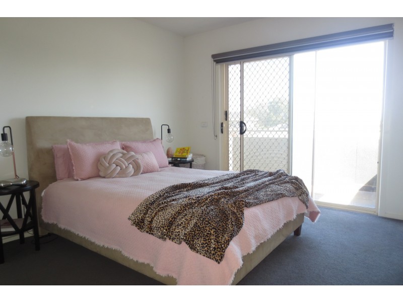 2/12 Ararat Street, Altona North VIC 3025