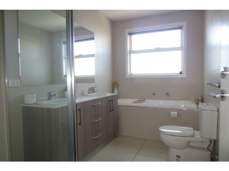 2/12 Ararat Street, Altona North VIC 3025