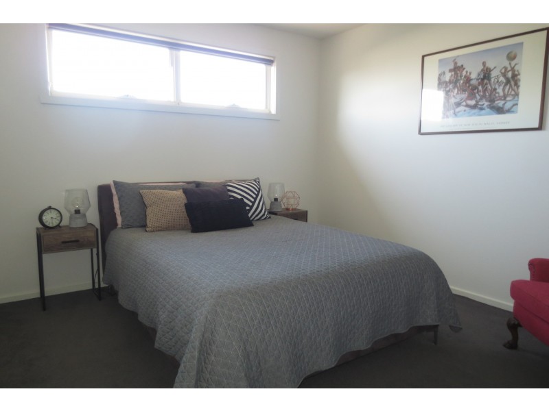 2/12 Ararat Street, Altona North VIC 3025