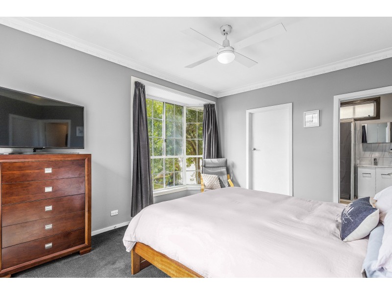 23 Dove Avenue, Altona VIC 3018