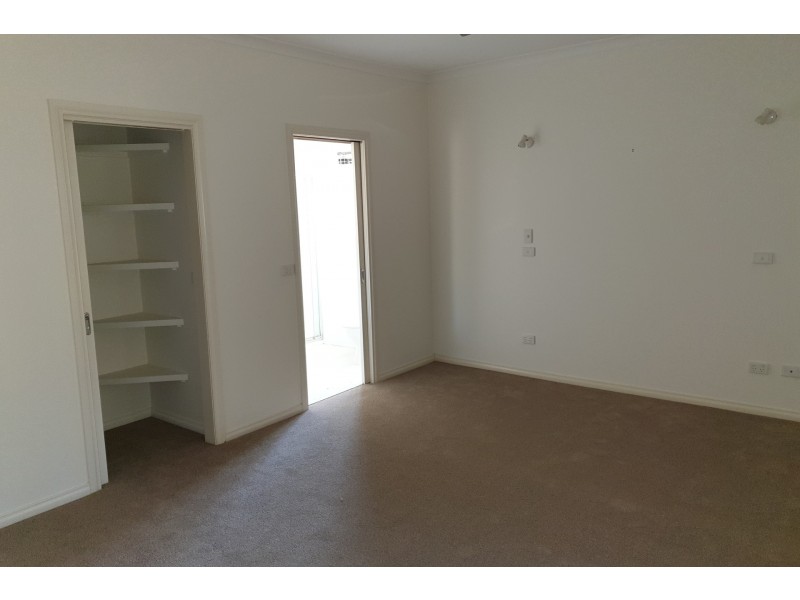 4/8 Grieve Parade, Altona VIC 3018