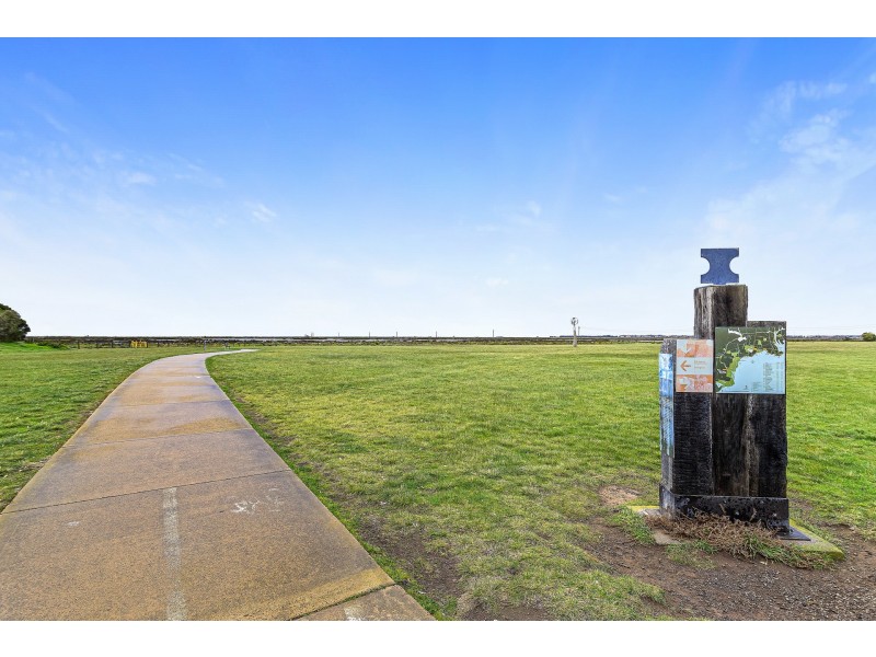 2/11 Thompson Court, Altona Meadows VIC 3028