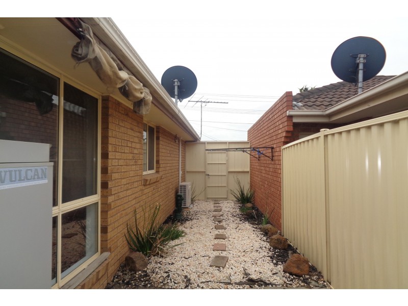 1/18 Balaclava Avenue, Altona Meadows VIC 3028