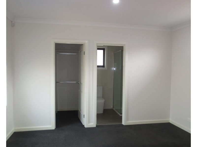 2/51 Stenhouse Avenue, Brooklyn VIC 3012