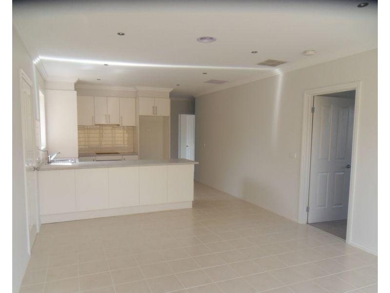 2/36 Myers Parade, Altona Meadows VIC 3028