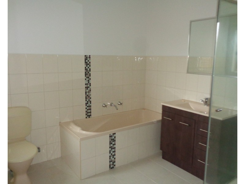 2/1 First Avenue, Altona North VIC 3025