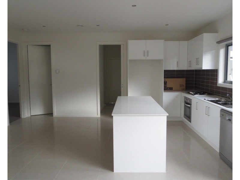 2/180 Civic Parade, Altona VIC 3018