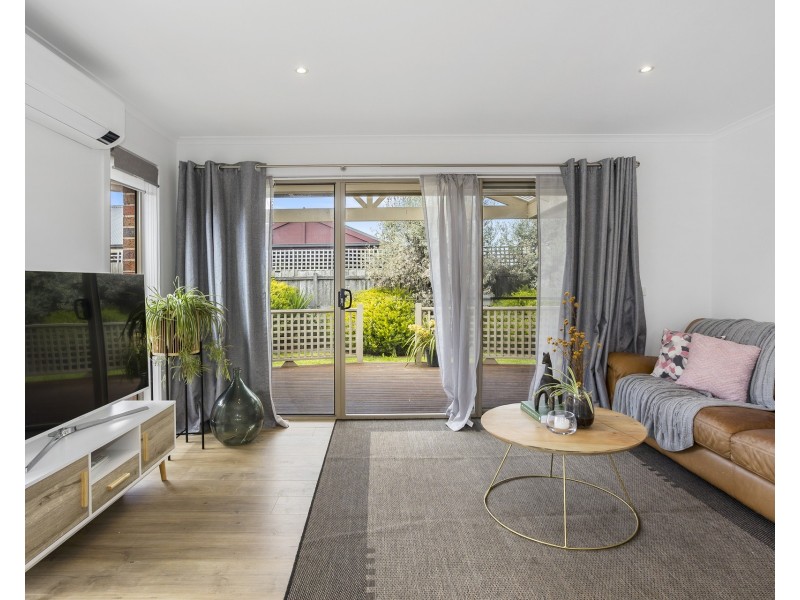 4/9-11 Hall Avenue, Altona Meadows VIC 3028