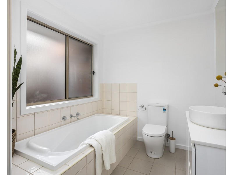 4/9-11 Hall Avenue, Altona Meadows VIC 3028