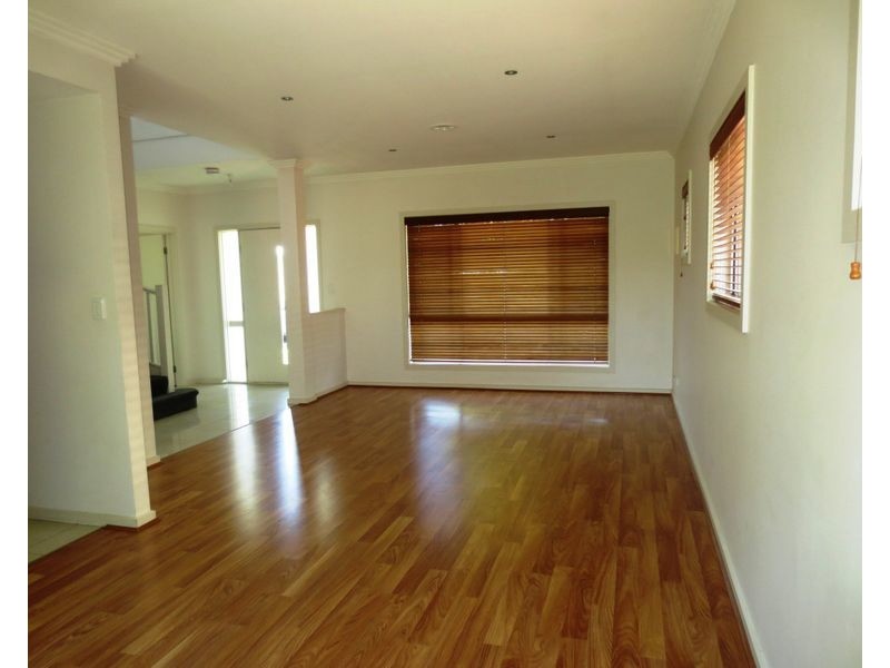 2/32 Civic Parade, Altona VIC 3018