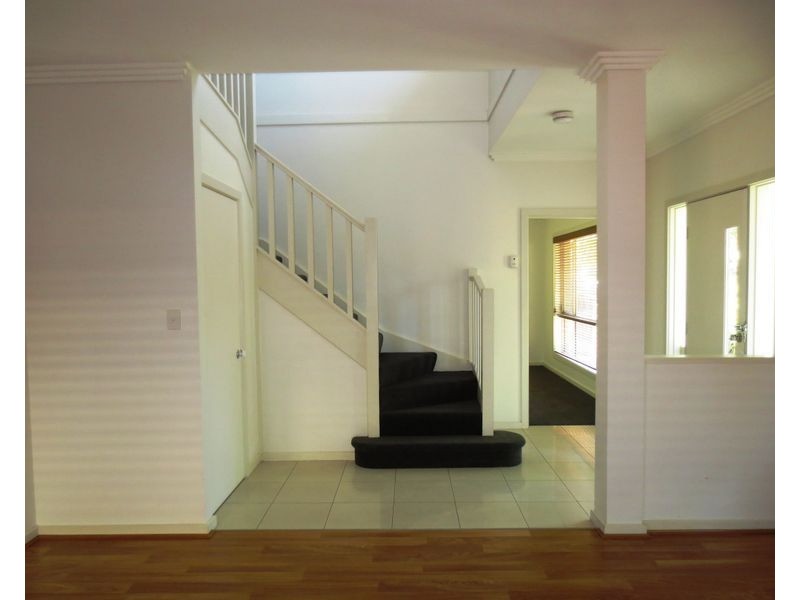 2/32 Civic Parade, Altona VIC 3018