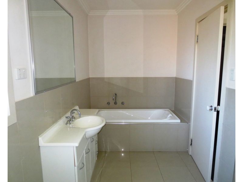 2/32 Civic Parade, Altona VIC 3018