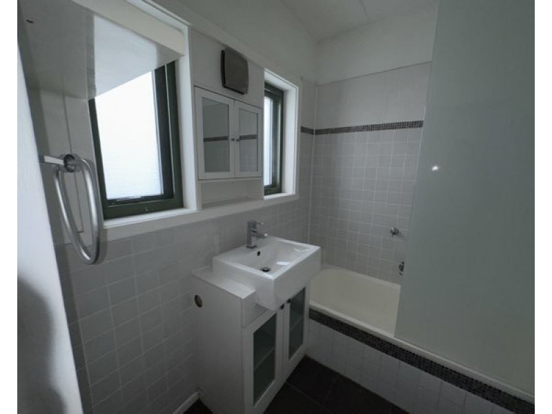 2/27 Noordenne Avenue, Altona VIC 3018