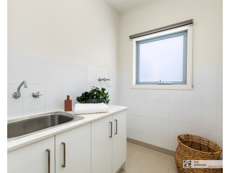 2/180 Civic Parade, Altona VIC 3018