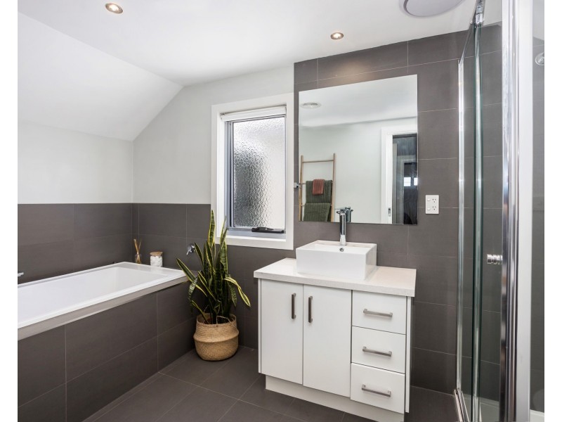 2/222 Civic Parade, Altona VIC 3018