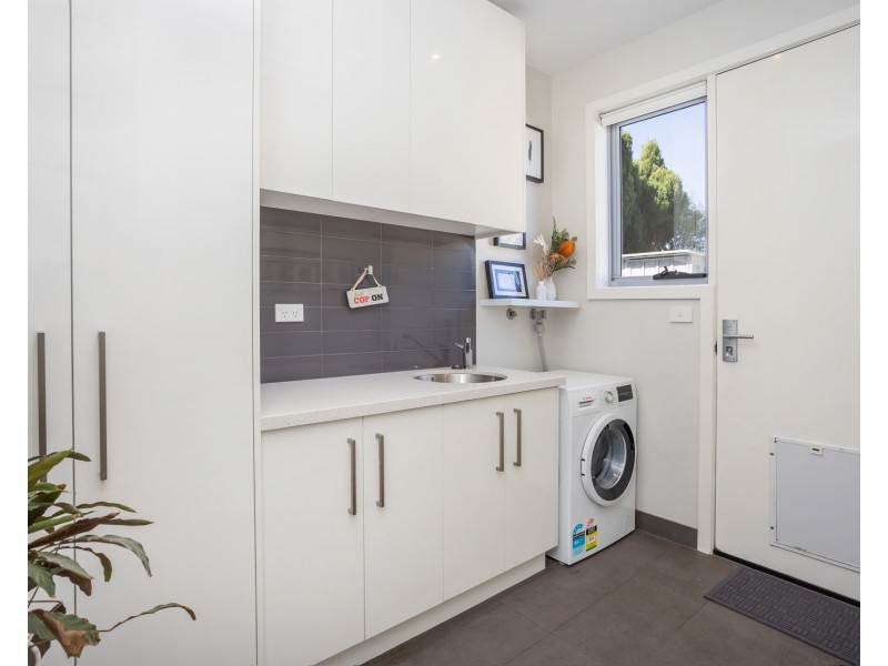 2/222 Civic Parade, Altona VIC 3018