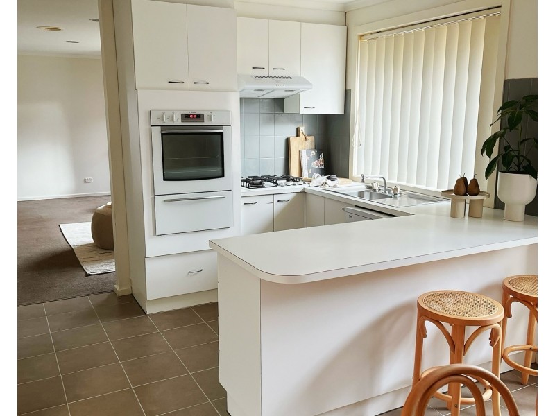 2/10 McAlpine Court, Altona VIC 3018