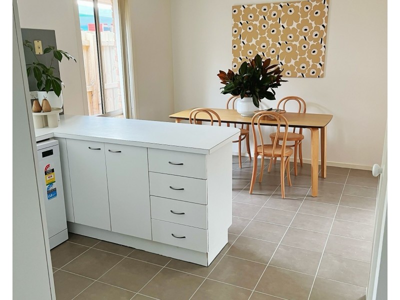 2/10 McAlpine Court, Altona VIC 3018