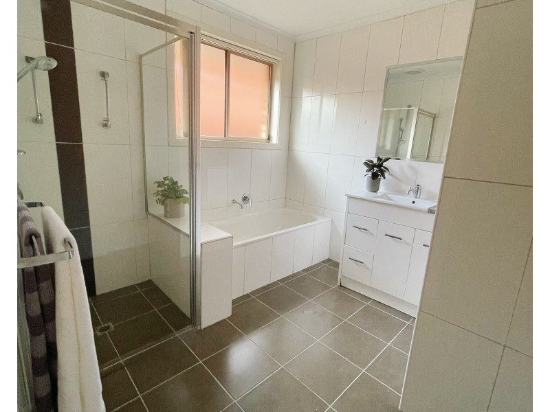 2/10 McAlpine Court, Altona VIC 3018