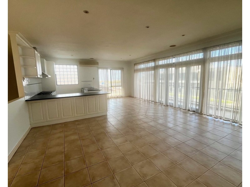 2/361 Esplanade, Altona VIC 3018