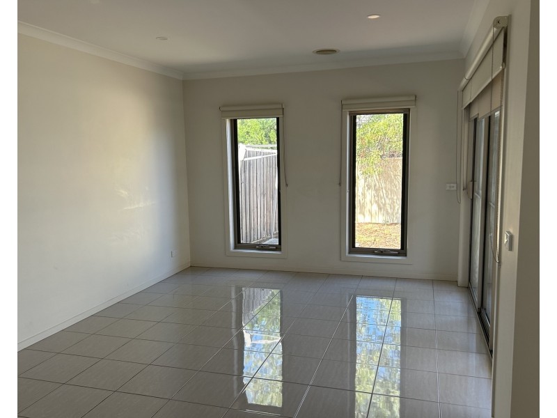 2/17 Murphy Street, Altona North VIC 3025