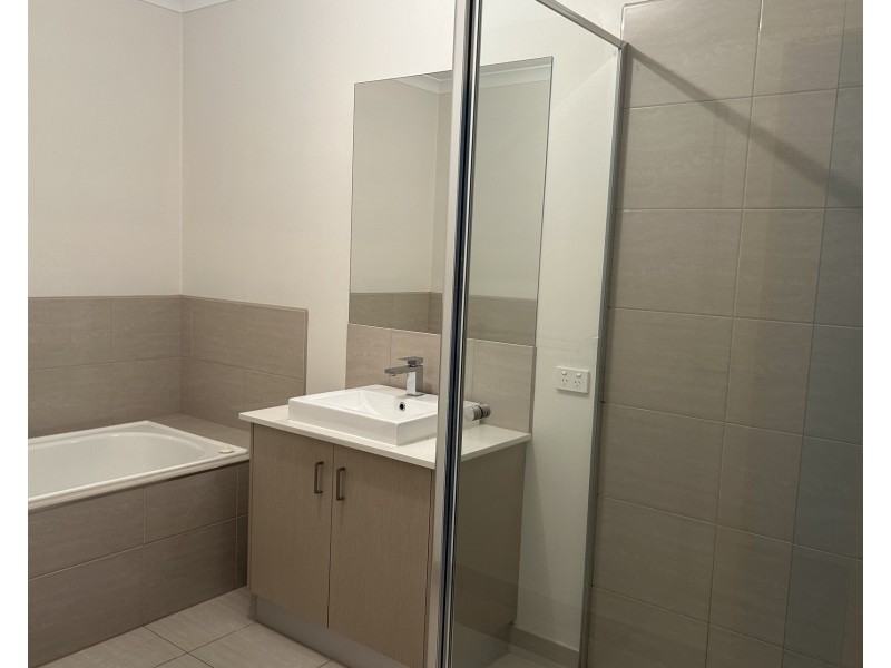 2/17 Murphy Street, Altona North VIC 3025