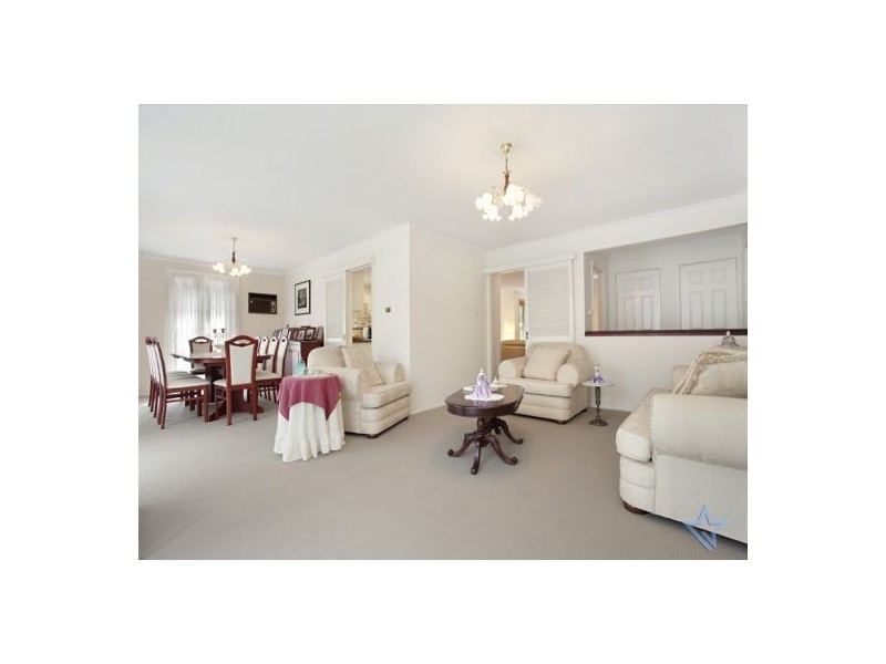 7 Molyneaux Ave, Kings Langley NSW 2147