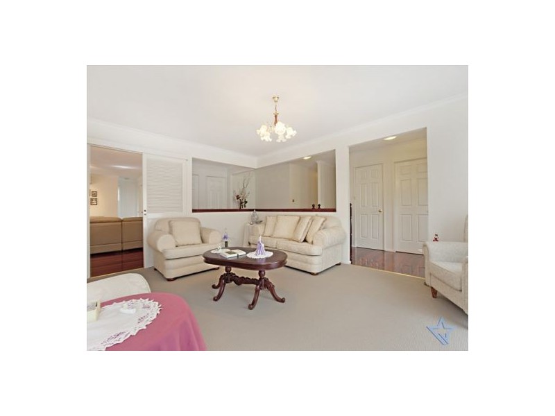 7 Molyneaux Ave, Kings Langley NSW 2147