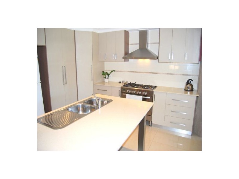 11 Talbingo Crescent, Lake Albert NSW 2650