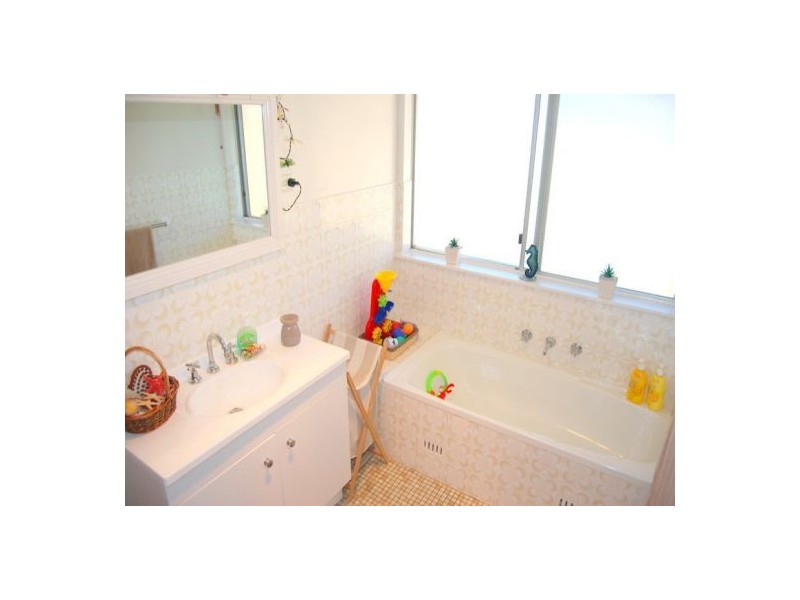 11 Talbingo Crescent, Lake Albert NSW 2650