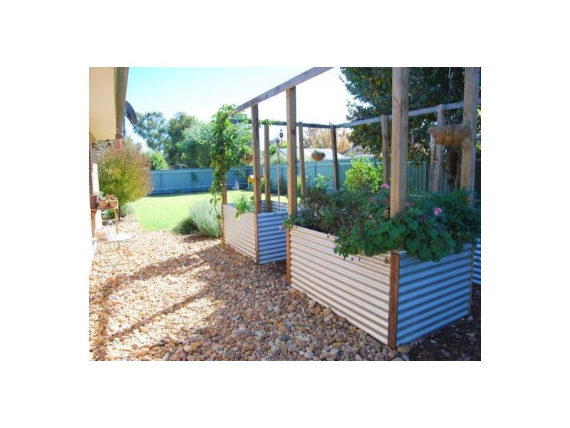 11 Talbingo Crescent, Lake Albert NSW 2650