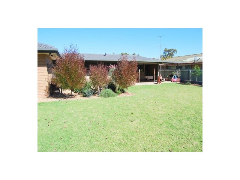11 Talbingo Crescent, Lake Albert NSW 2650