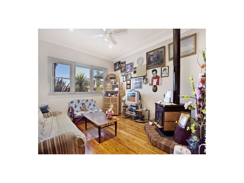 18 Bell Crescent, Fairfield NSW 2165