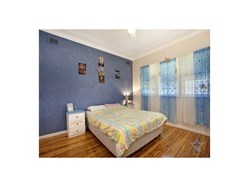 18 Bell Crescent, Fairfield NSW 2165