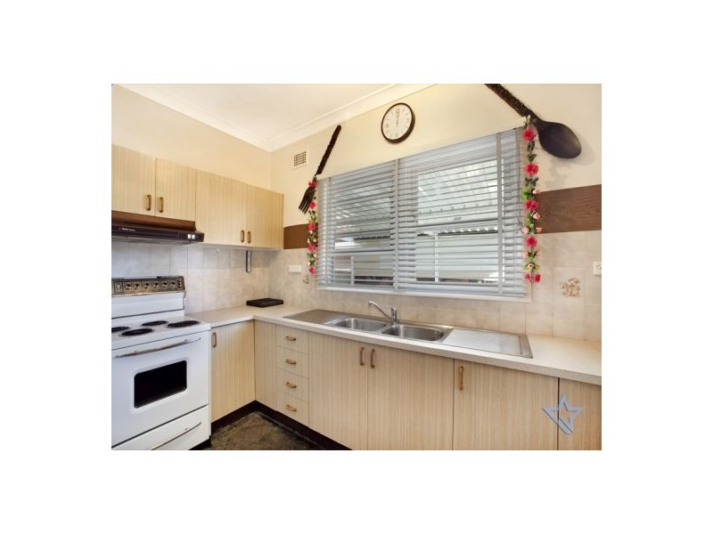 18 Bell Crescent, Fairfield NSW 2165