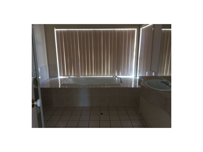 102 Lancaster Cct, Stretton QLD 4116