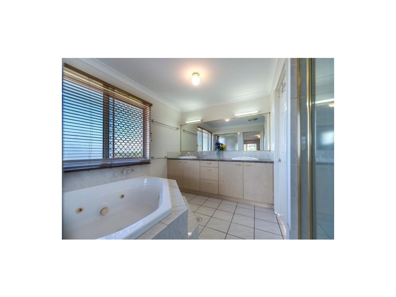 6 Clearmount Cr, Carindale QLD 4152