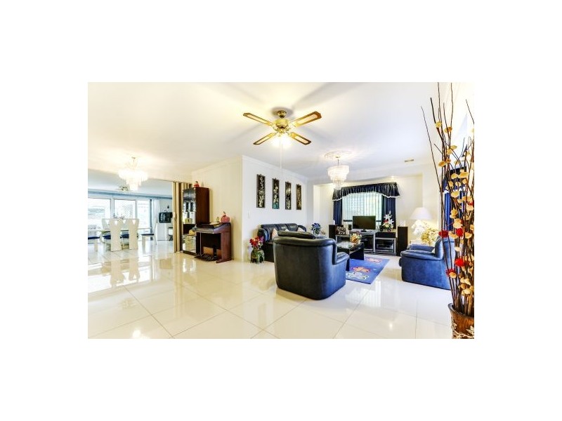 18 Mozart Pl, Mount Ommaney QLD 4074