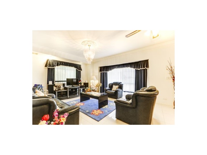 18 Mozart Pl, Mount Ommaney QLD 4074