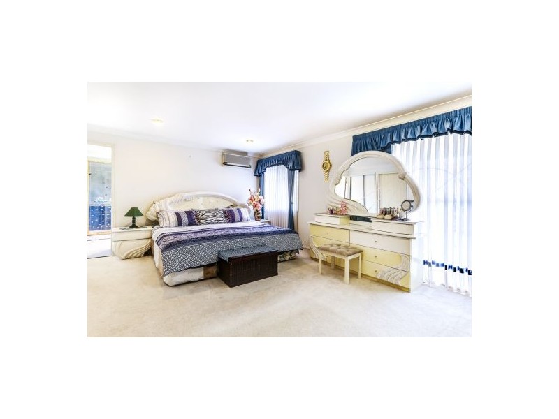 18 Mozart Pl, Mount Ommaney QLD 4074