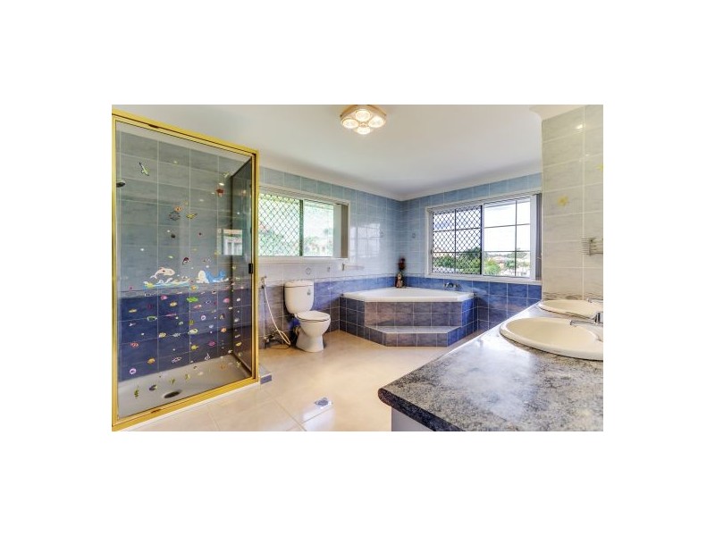 18 Mozart Pl, Mount Ommaney QLD 4074