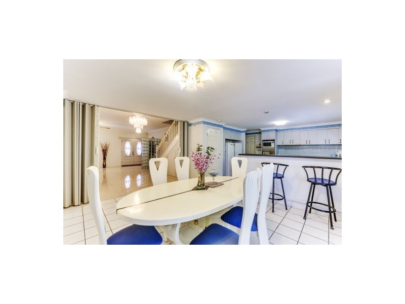 18 Mozart Pl, Mount Ommaney QLD 4074