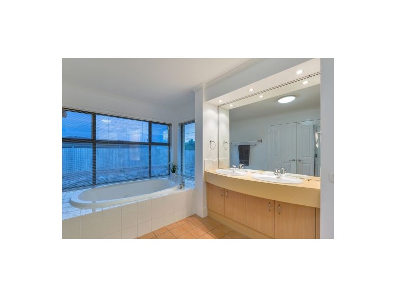 16 Wattle Cl, Mackenzie QLD 4156