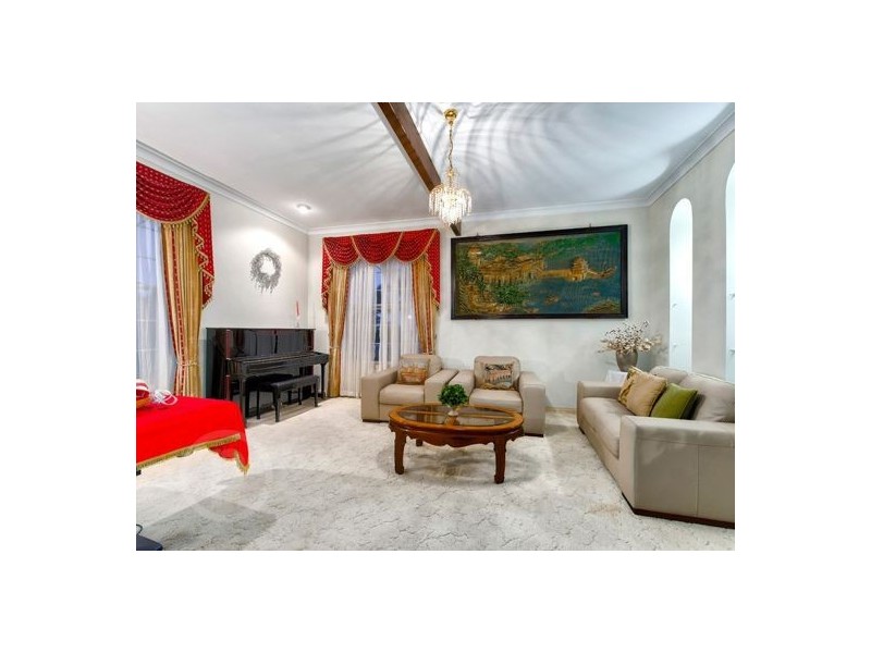 235 Mt Ommaney Drive, Mount Ommaney QLD 4074