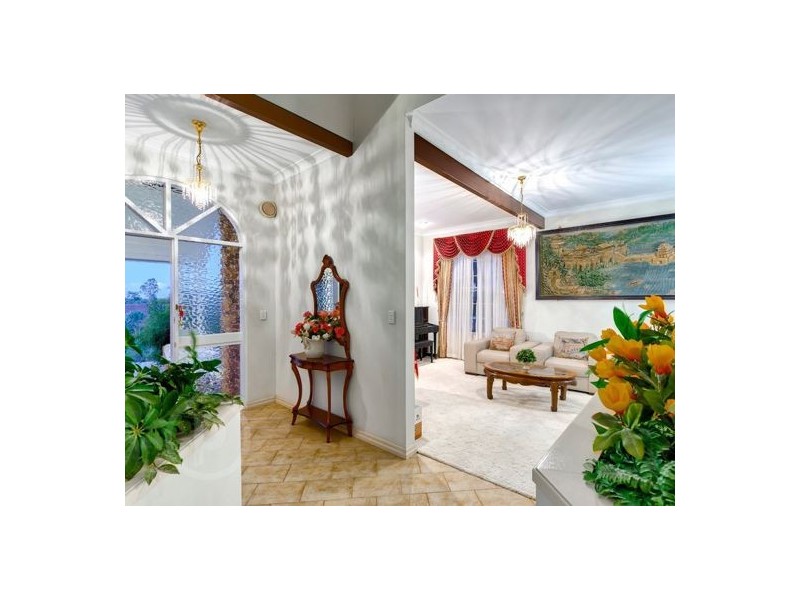 235 Mt Ommaney Drive, Mount Ommaney QLD 4074