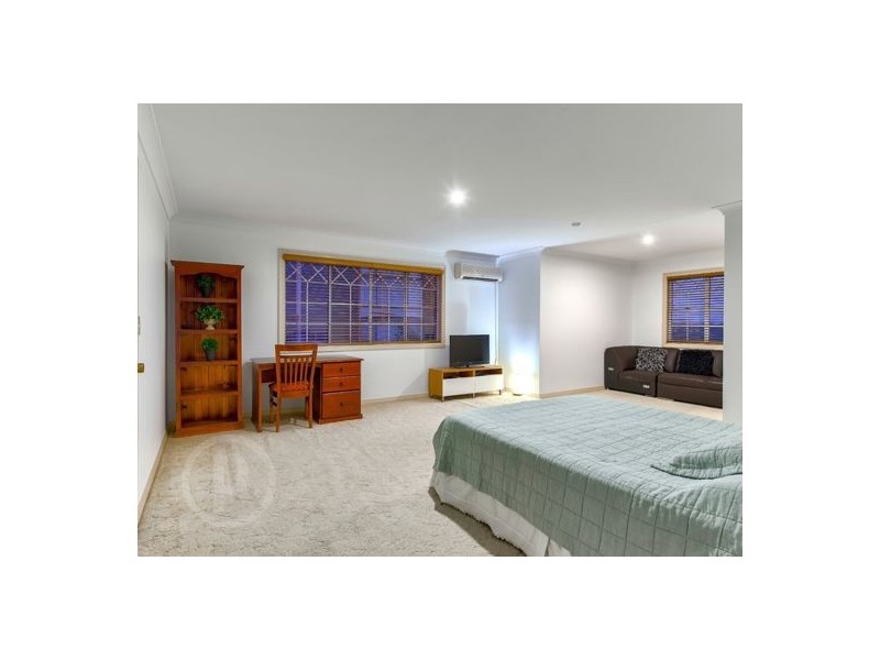 235 Mt Ommaney Drive, Mount Ommaney QLD 4074