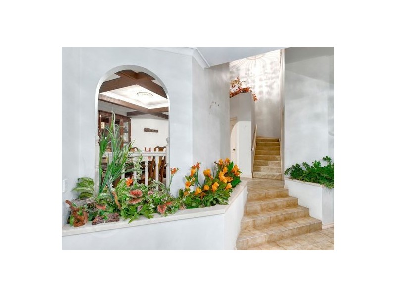 235 Mt Ommaney Drive, Mount Ommaney QLD 4074